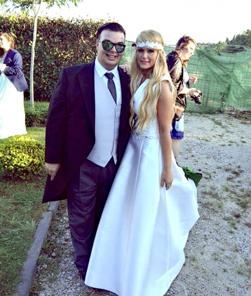 Más de 120 invitados, entre ellos varios ex de 'GH', acompañan a Saray en su boda