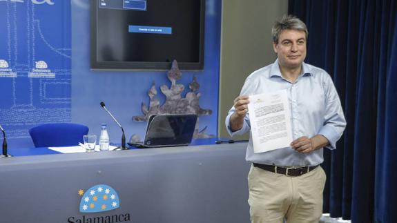 Policarpo Sánchez, investigador y presidente de Salvar el Archivo, muestra documentcaión. 