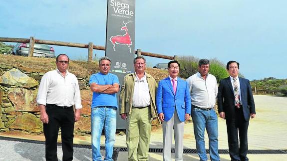 Los alcaldes de Villar de la Yegua, Castillejo de Martín Viejo, Villar de Argañán y el representante de Adecocir junto al alcalde de Ulju.