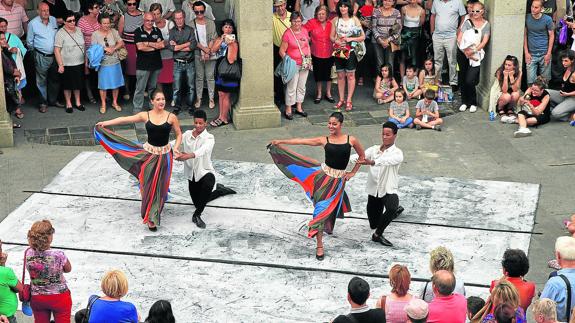 Un momento del espectáculo de danza que abrió ayer la Feria del Libro en la avenida del Acueducto. 