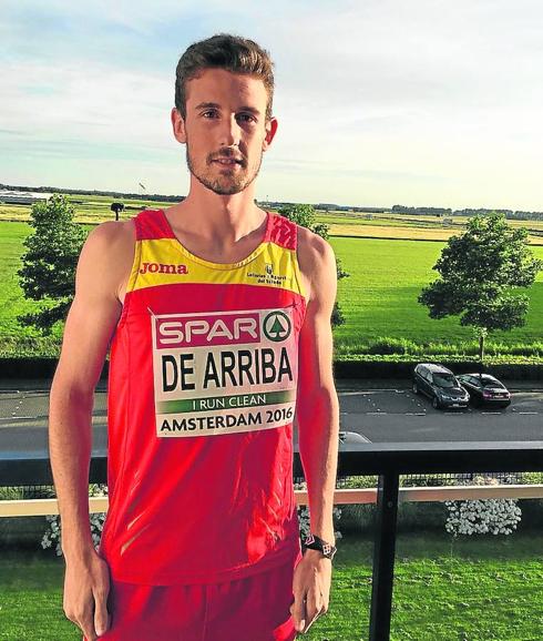 Álvaro de Arriba, ayer en su hotel con la camiseta de la selección. 