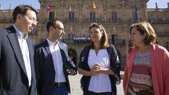 Fernando  Pablos, David Serrada y Rosa López charlan con Soraya Rodríguez en la Plaza Mayor.