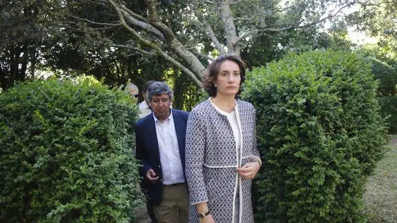 La consejera y el alcalde de Béjar, durante su visita a El Bosque.