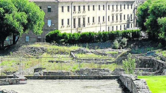 El histórico solar de la zona del Botánico permanece igual desde que hace años se descubriesen los restos que impidieron la construcción de la proyectada biblioteca.