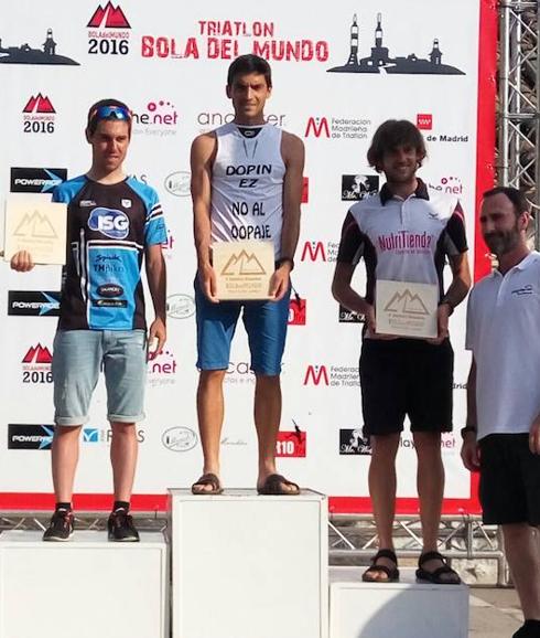 Alberto Bravo, en el centro, como campeón del Triatlón madrileño. 