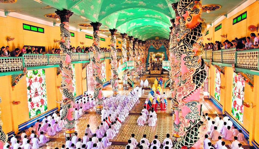 Su templo más visual se sitúa en Vietnam. Esta religión tiene miles de fieles y fusiona presupuestos occidentales y orientales 