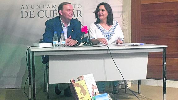 La concejala Nuria Fernández y el escritor Gonzalo Giner, durante la presentación de la nueva ruta.