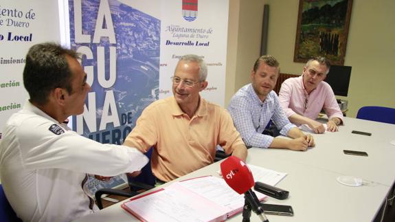 Lucas y Rodríguez sellan el acuerdo con un apretón de manos