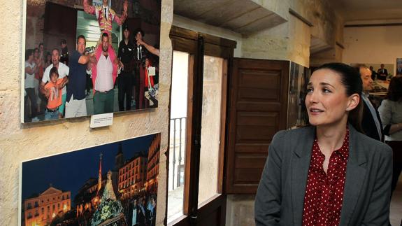 Raquel Sanz, viuda de Víctor Barrio, contempla una foto de su marido en una exposición de El Norte de Castilla en Sepúlveda. 