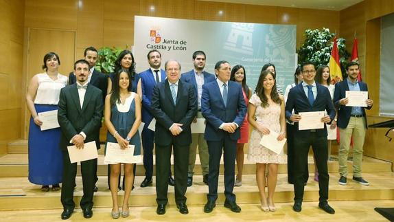 El presidente, Juan Vicente Herrera, con los 14 médicos y enfermeros