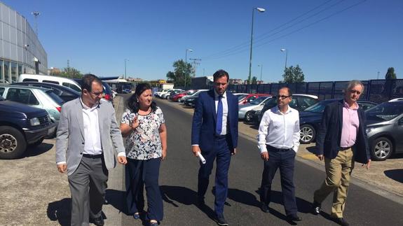 Óscar Puente y Luis Vélez junto a representantes de AUVASA