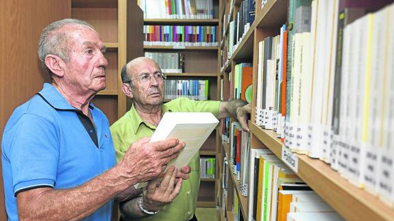 Los dos licenciados de más edad de la UNED van de la mano en vida y estudios