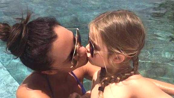 El beso en la boca de Victoria Beckham a su hija divide las redes sociales