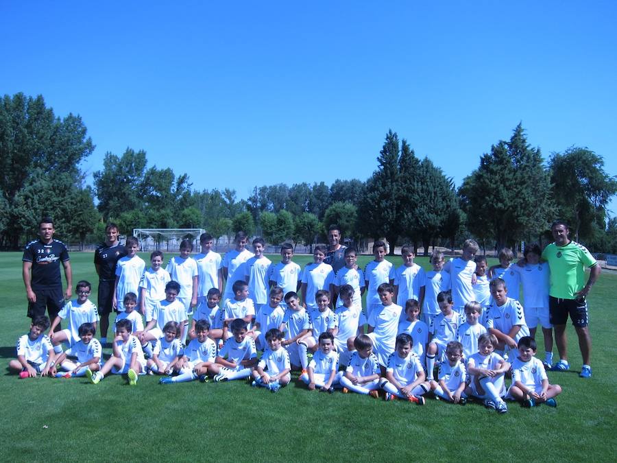 Alberto Marcos junto a los participantes del campus Real Valladolid 