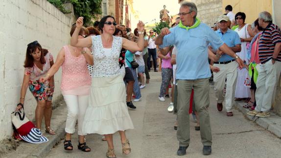 Los vecinos bailaron a la patrona. 