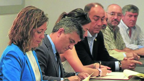 Firma del convenio entre la consejera de Agricultura y Ganadería con asociaciones rurales. 