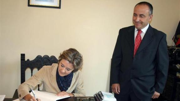 El alcalde de Santervás, Santiago Baeza, junto a la ministra de Agricultura Isabel García Tejerina. 