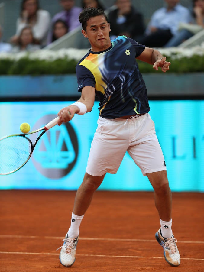 Almagro durante un partido sobre tierra batida.