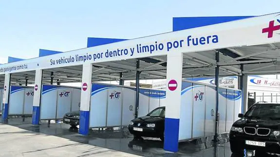 La zona de boxes, con el nuevo logotipo ‘Más tiempo, por menos dinero’. 