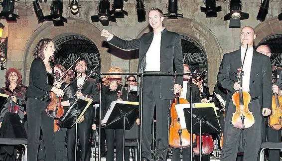 El director y los músicos saludan al público al iniciarse el concierto.