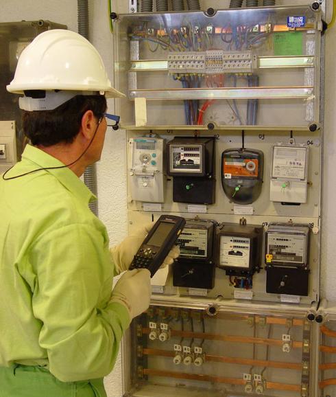 Un operario de Iberdrola verifica la recepción de datos en el contador colocado en el cuadro eléctrico.