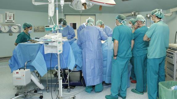 Primera intervención quirúrgica con al nueva técnica realizada en los quirófanos de cirugía torácica del Clínico de Valladolid el pasado 28 de abril. 