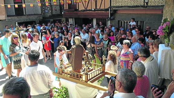 Numerosas personas participaron en el ofertorio a Santa Ana, recaudándose más de 1.345 euros.