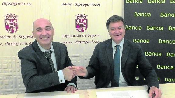 Jaime Campos (i) y Francisco Vázquez estrechan sus manos tras rubricar el acuerdo. 