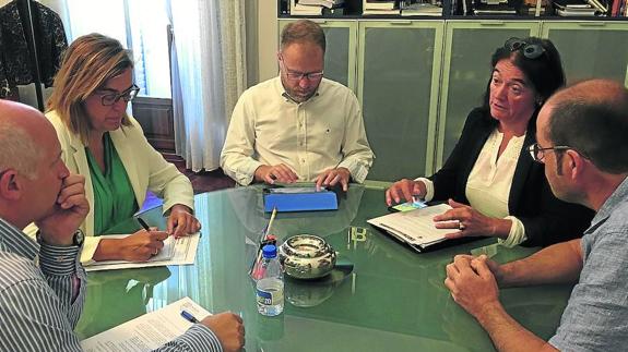 De izquierda a derecha, Urbano Alonso, Ángeles Armisén, Eladio Ruiz, Francisca de la Peña y Juan Cruz Vidal, ayer en la reunión en la Diputación.