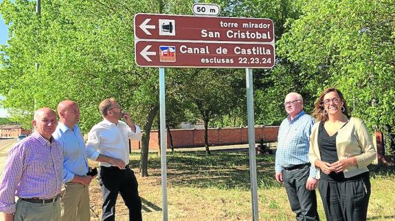 De derecha a izquierda, Ángeles Armisén, José Ignacio Antolín, Eladio Ruiz de Navamuel, Luis Calderón y Javier Villafruela, junto a una de las señales instaladas en la localidad de Osorno. 