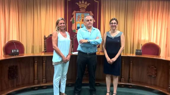 Foto del pregonero de Aranda junto a la concejala de festejos(iz) y la alcaldesa