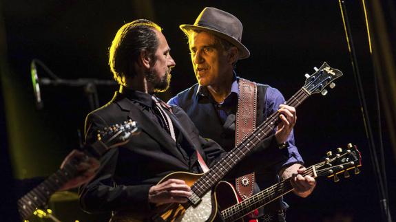 Diego Vasallo y Mikel Erentxun, durante un concierto el pasado día 11 en Pamplona.