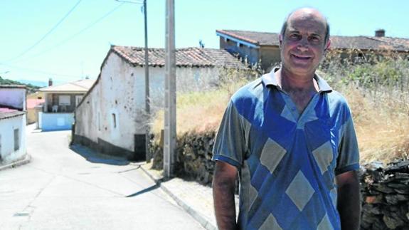 Andrés Pablo Melchor, alcalde de Frades de la Sierra, posa en el municipio.