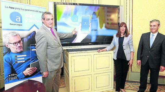 Ángel Luis Pérez, la concejala María José Fresnadillo y Luis Romo muestran la aplicación.