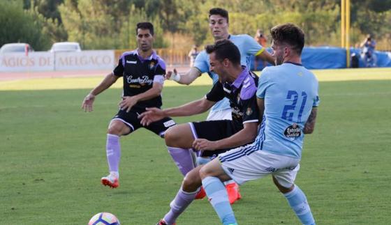 Villar es derribado por Planas ante Moyano.