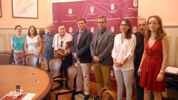 El presidente de la Diputación y el diputado Jaime Pérez posan con los representantes de los grupos de acción local. 