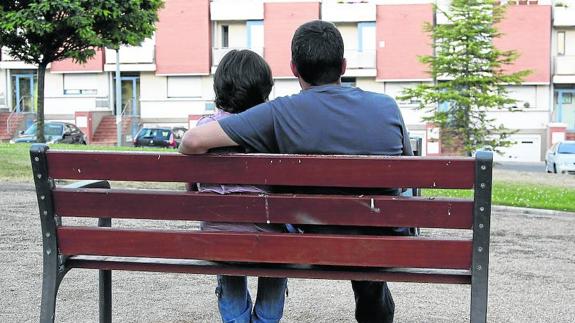 Una pareja, que prefiere mantener su anonimato, posa de espaldas en un banco.