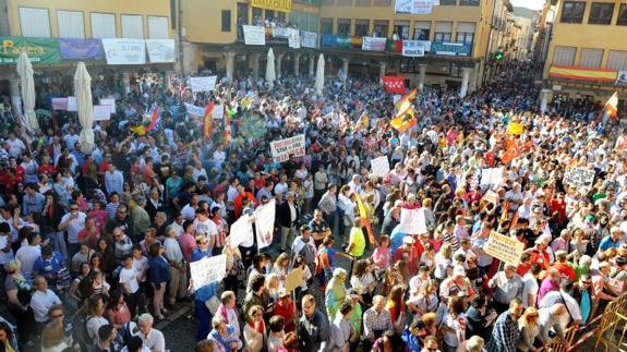 Manifestación de apoyo al tonero del Toro de la Vega en Tordesillas. 