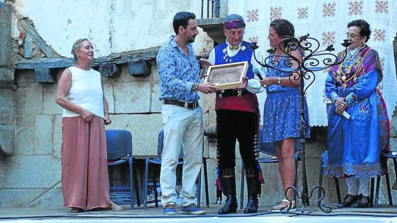Leopoldo Hernández recibe el premio Serrano del Año 2016 de manos de Agustín Maíllo y de Ana Castelló, en presencia de su mujer y de la alcaldesa de Mogarraz. 