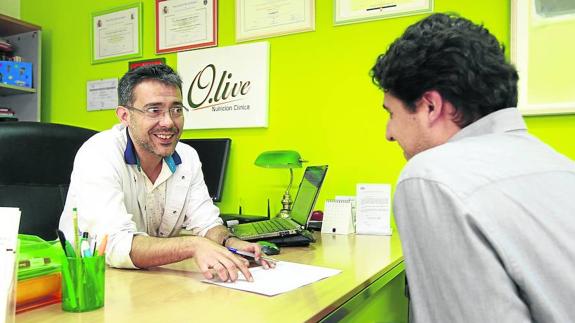 Daniel García Gañán atiende a un cliente en su despacho de O.live Nutrición Clínica.