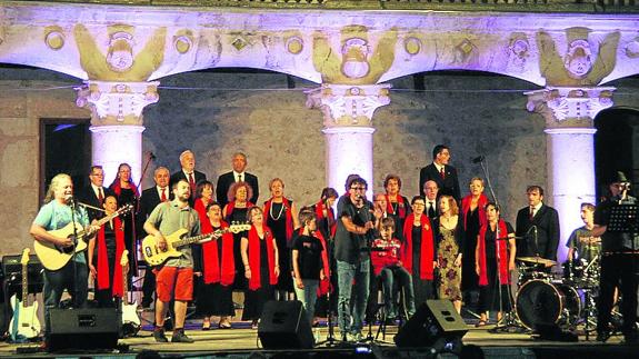La coral y los Punkifolkis comparten el escenario en el recital. 