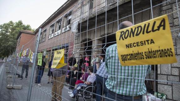 Vecinos de Rondilla ocupan el San Juan de la Cruz para evitar su demolición