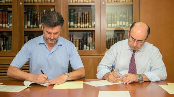 José Luis Vázquez (i) y Basilio Rada firman el convenio.El Norte