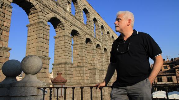 El doctor ingeniero en Minas, Fernando Pedrazuela, observa el Acueducto de Segovia desde la terraza de Santa Columba. 