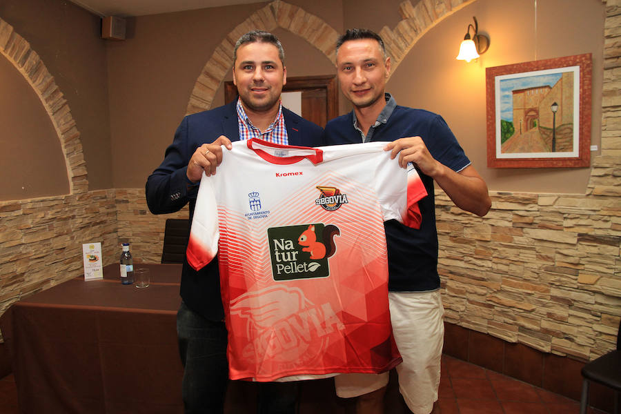 Álvaro Fernández y Carlos Muñoz posan con la camiseta de Naturpellet Segovia.