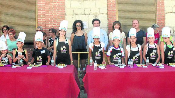 Los participantes en el concurso Chef Junior Campo de Cuéllar posan con los miembros del jurado .