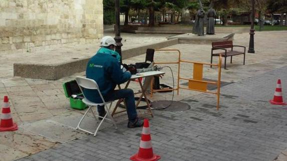 Trabajos para instalar fibra óptica en un pequeño municipio.  