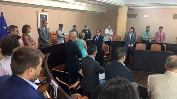 Minuto de silencio en recuerdo de Víctor Barrio y Juan Carlos Otero, en el pleno de la Diputación Provincial de Segovia. El Norte