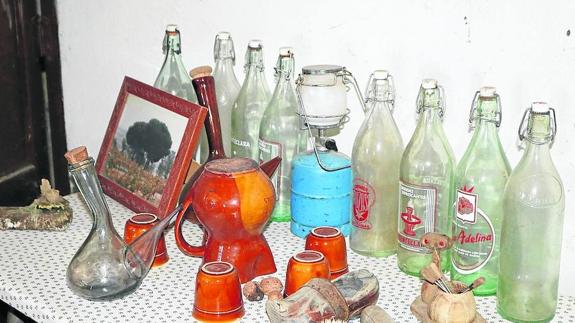 Colección de porrones, jarrillos y botellas.