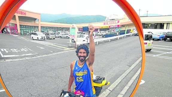 Alberto Finistrosa se hace un ‘selfie’ durante su aventura en Japón. 